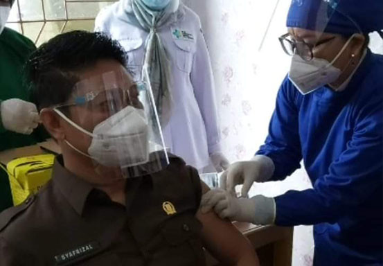 Waka DPRD Syafrizal Jadi Orang Pertama Disuntik Vaksin Sinovac di Pelalawan