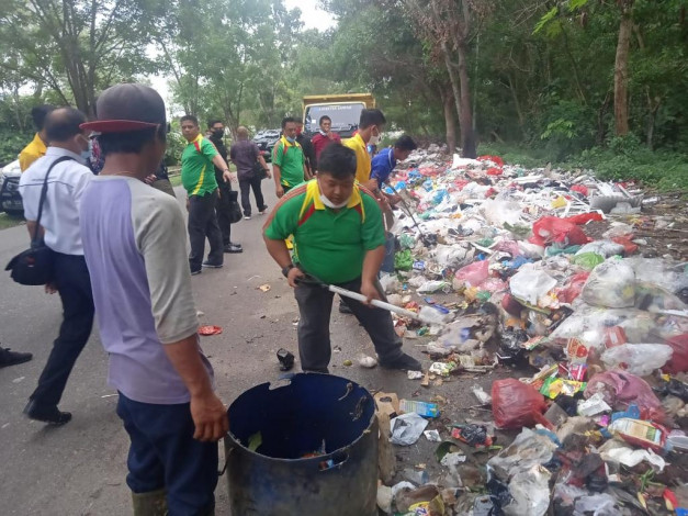 Gandeng BEM Unilak, Sekda Pekanbaru dan Jajaran Bersihkan Tumpukan Sampah