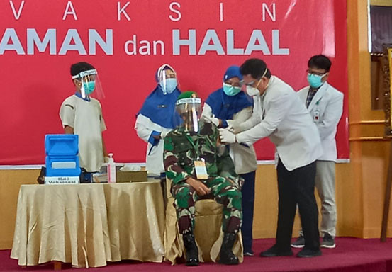 Danrem 031/WB Menjadi Orang Pertama yang Disuntik Vaksin Covid-19 di Riau