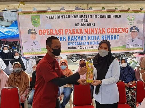 Bantu Pemerintah Stabilkan Harga Sembako, Asian Agri Gandeng Bupati Inhu Gelar Operasi Pasar Minyak Goreng
