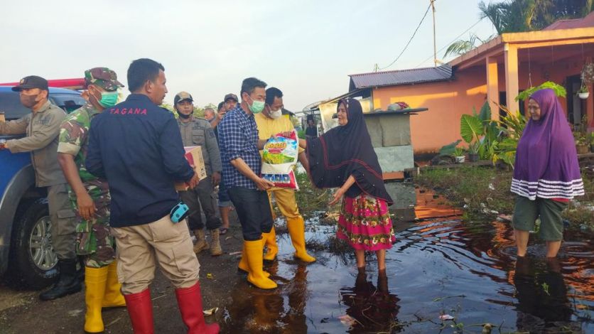 Kunjungi Warga Terdampak Banjir, Bupati dan Wabup Serahkan Bantuan Sembako
