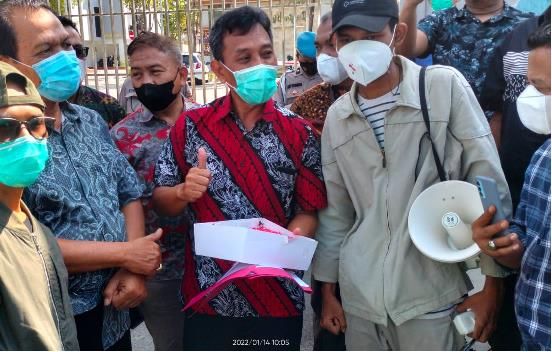 Bawa Kue Ulang Tahun, Mahasiswa Minta Kejati Riau Tuntaskan Dugaan Korupsi Rp42 Miliar di UIN Suska