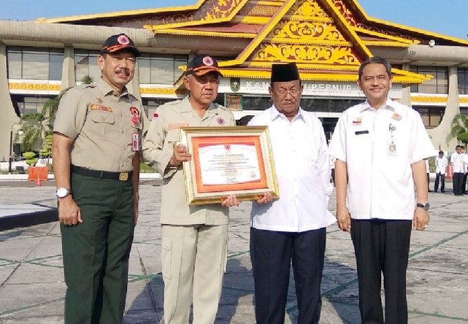 Berhasil Riau Bebas Asap, Gubernur Riau Terima Penghargaan dari BNPB