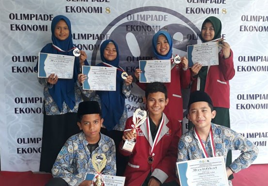 SMP dan SMA Abdurrab Islamic School Juara I Lomba Mading 2 dan 3 Dimensi