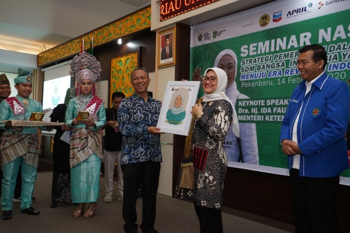 Menaker Ida Fauziah Jadi Keynote Speaker di Seminar Nasional IKA UIR