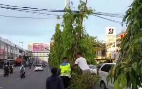 Tiang Tumbang di Jalan Tuanku Tambusai Pekanbaru Bukan Milik PLN