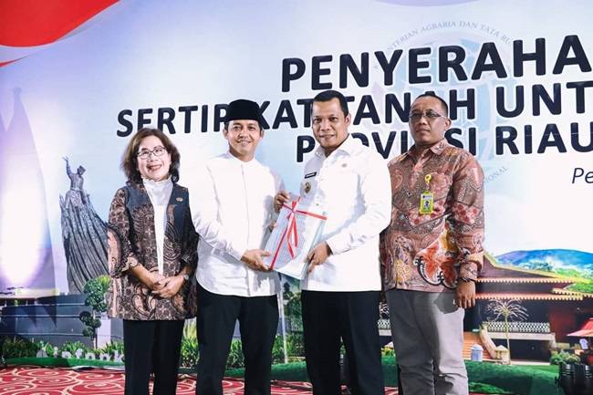 Pj Walikota Pekanbaru Terima Langsung 23 Sertifikat Hak Pakai dari Wamen ATR/BPN