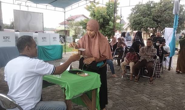 Unik, TPS di Pekanbaru ini Beri Coklat ke Pemilih Usai Mencoblos