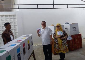 Paslon AMIN Unggul di TPS Rusli Zainal dan Ketua Demokrat Riau Nyoblos