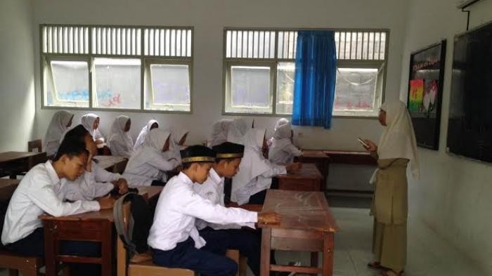 Guru Menumpuk di Satu Sekolah, DPRD Riau Minta Dipindahkan