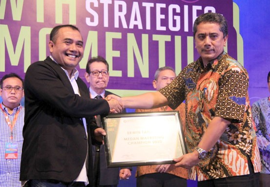 Vice President Consumer Sales Area Sumatera Telkomsel Raih Award Industry Marketing Champion 2020