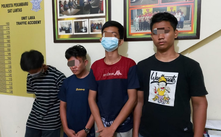 Viral Video Remaja Pekanbaru Standing Motor Cuma Pakai Celana Dalam, Polisi Langsung Bertindak