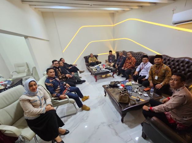 Selesai Rapat Pleno, Bawaslu Riau Ngopi Bareng dengan Ketua KPU RI Hasyim Asyari