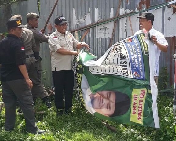 Bawaslu dan 2500 Pasukan Gabungan Bersihkan Pekanbaru dari APK Pemilu