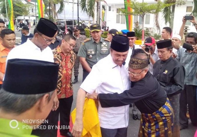 Tiba di Bagansiapiapi , Gubernur Riau Disambut Secara Adat