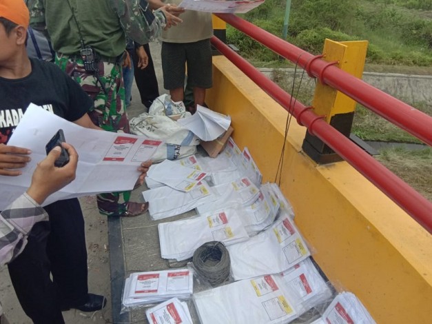 Sekarung Surat Suara di Bawah Jembatan Salo Ditemukan Warga yang Gotong Royong