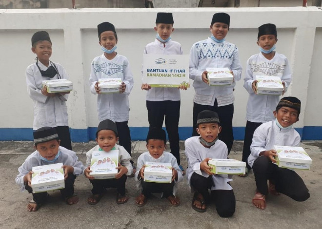Rumah Yatim Riau Bagikan Hidangan Buka Puasa untuk Anak Yatim dan Duafa