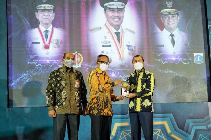 Gubernur Riau Terima 3 Penghargaan pada Anugerah Adinata Syariah 2022