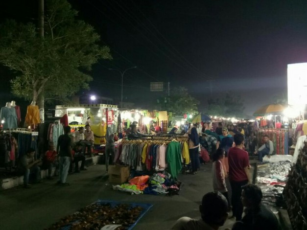 Malam Takbiran di Pekanbaru, Toko Pakaian dan Kue Dipadati Masyarakat