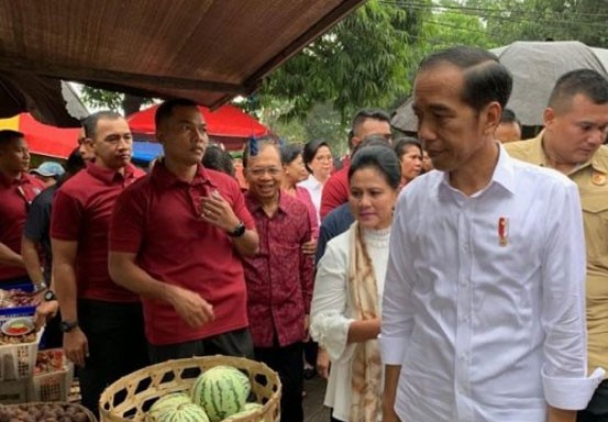 Di Jakarta Ada Sidang Gugatan Pilpres, Jokowi Asik Belanja Buah di Bali