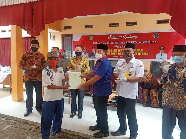Diserahkan Bupati, ATR/BPN Rohul Wujudkan Impian Warga Pasir Utama Dapatkan Sertifikat Lahan