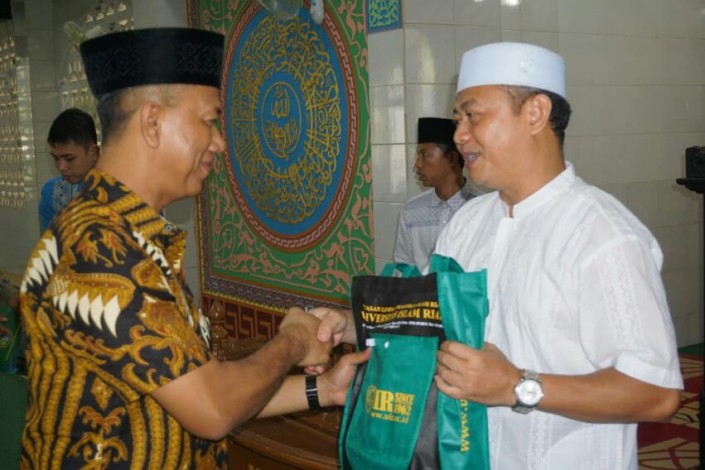 Lepas Jemaah Calon Haji, Rektor Titip Doa untuk UIR