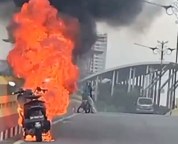 Sepeda Motor Honda PCX Terbakar di Fly Over Jalan Sudirman Pekanbaru