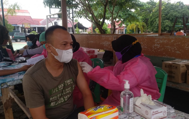 BIN Daerah Riau Vaksin Ratusan Warga Kelurahan Tobekgodang