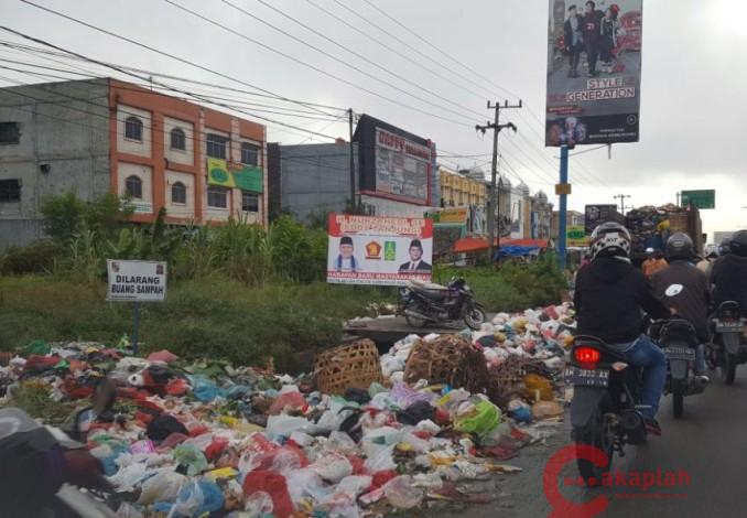Sampah Menumpuk di Jalan Arengka