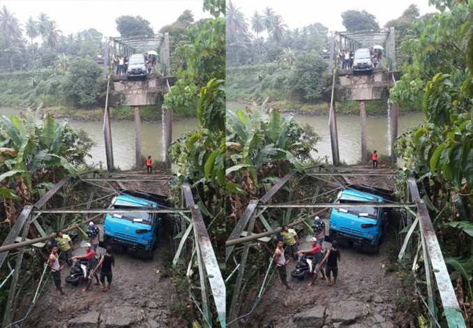 Jembatan Penghubung Nagari di Padang Pariaman Roboh