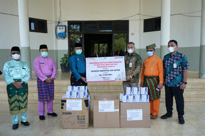 Cegah Penyebaran Covid-19, Bank Riau Kepri Cabang Siak Salurkan Masker ke Pemkab