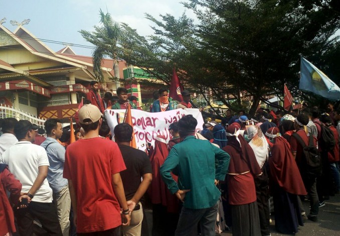 Giliran Ikatan Mahasiswa Muhammadiyah Pekanbaru Demo Jokowi di DPRD Riau