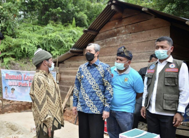 Dikunjungi Gubernur Riau, Burhan Merasa Mimpi di Siang Bolong Dapat Bantuan RLH