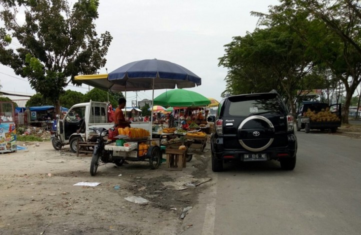 Pasca Ditertibkan, Pedagang Nanas Kembali Berjualan di Jalur Lambat Pasar Arengka