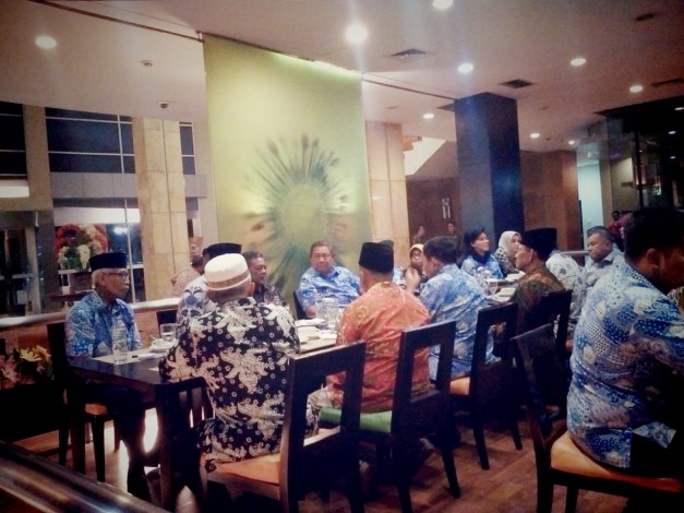 Sebelum Pelantikan, Warga Pacitan di Pekanbaru Makan Malam dan Antri Foto Bersama SBY