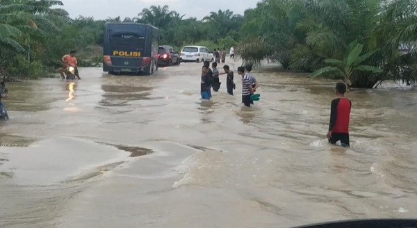 Banjir Terus Meluas, Jalan Lintas Rohul-Bengkalis Kembali Putus