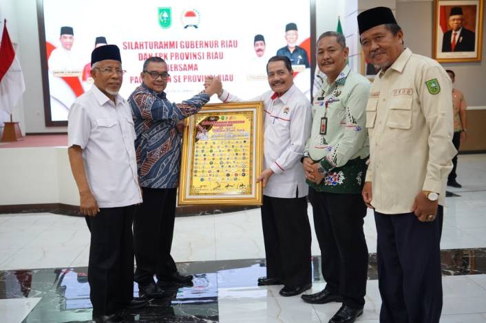 Gubri Edy Natar Dapat Penghargaan dari Paguyuban se-Riau