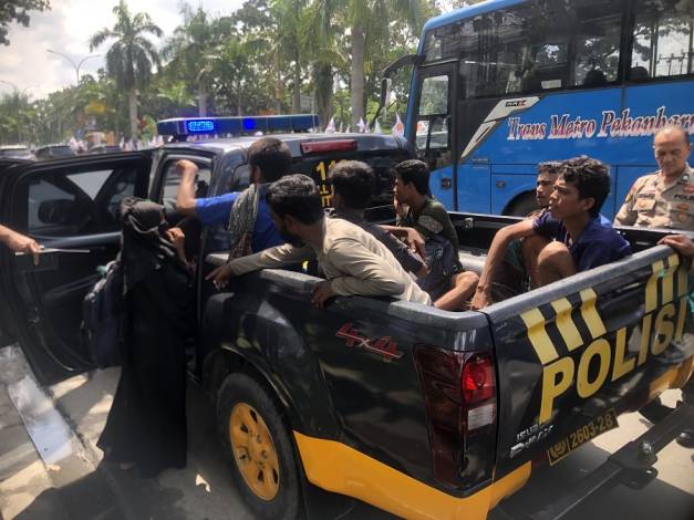 Belasan Pengungsi Rohingya yang Terlantar di Pinggir Jalan Pekanbaru Diangkut Polisi ke Kantor Imigrasi