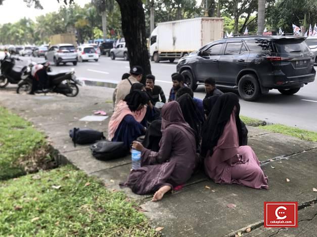 Belasan Warga Asing Terlantar di Pinggir Jalan Pekanbaru, Diduga Pengungsi Rohingya