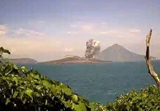 Gunung Anak Krakatau Meletus Lontarkan Abu Setinggi 1.000 Meter