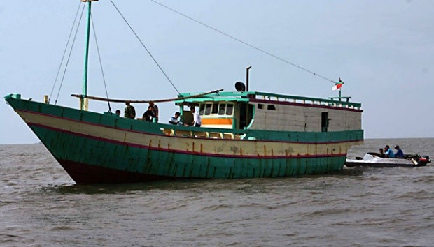 Rusak Mesin, Kapal Dinahkodai Turis Asing Terdampar di Kepulauan Meranti