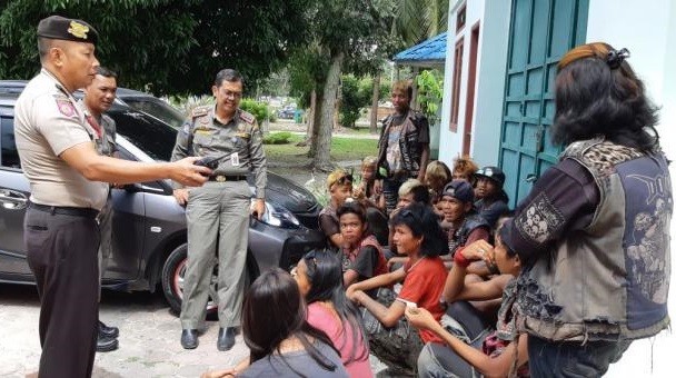 Satpol PP Dumai Amankan Belasan Anak Punk di Simpang Ombak