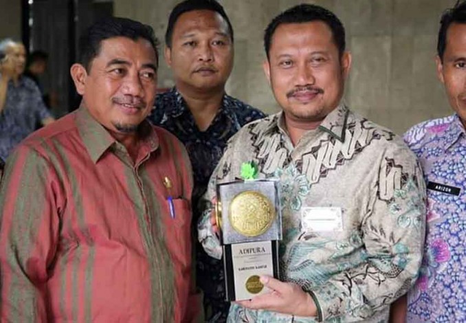 Piala Adipura yang Diraih Kabupaten Kampar Diarak dari Pekanbaru Sampai Bangkinang