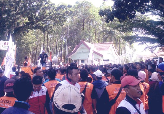 Tolak RUU CLK, Ratusan KSBSI Buruh Riau Datangi DPRD Riau