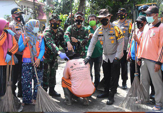 Turun Tangan Bersihkan Sampah di Pekanbaru, Kapolda Riau Minta Pertanggungjawaban