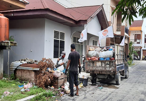 Kader dan Simpatisan PKS Pekanbaru Ikut Bergerak Angkut Tumpukan Sampah