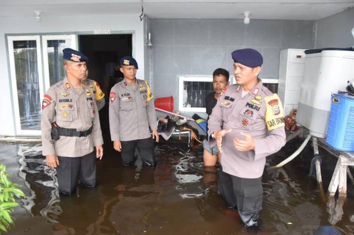 Curah Hujan Tinggi, Perumahan di Jalan Tirtonadi Pekanbaru Tergenang Banjir