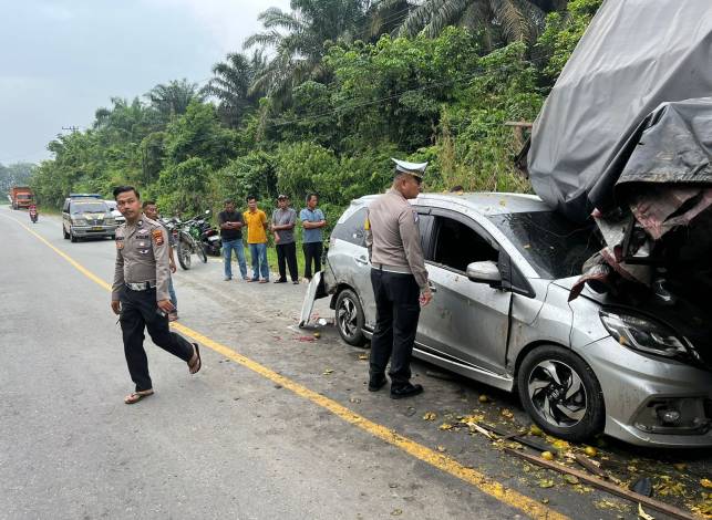 Mobilio Seruduk Truk di Jalan Lintas Teluk Kuantan Pekanbaru, Dua Luka-luka