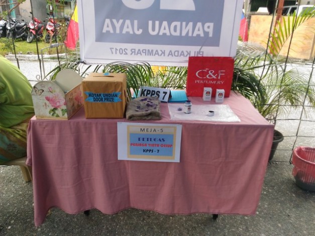 Bagi-Bagi Souvenir dan Doorprise Semarakkan Pencoblosan di TPS 28 Pandau Jaya