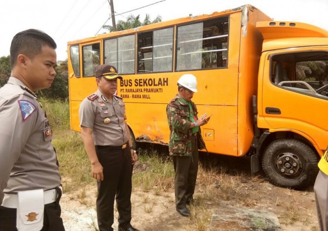 Angkut 16 Siswa, Bus Milik PT Rama Jaya Pramukti Terbalik di Kampar
